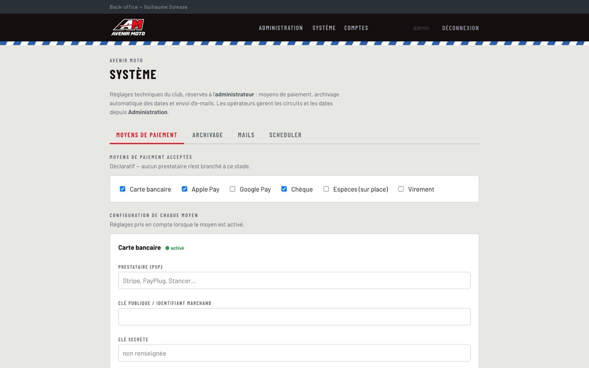 Configuration — moyens de paiement, archivage, e-mails et scheduler, réservés à l'admin.